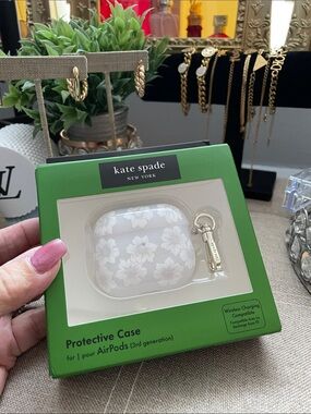 ✨Kate Spade ♠️ White Floral AirPods Case with Gold Charm♠️✨NWT